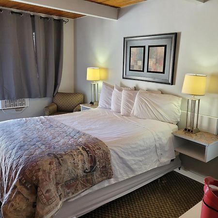 Pines Motel Sicamous Eksteriør billede