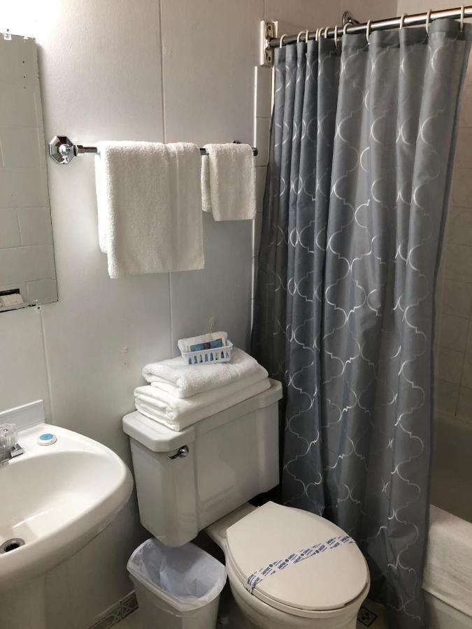 Pines Motel Sicamous Eksteriør billede
