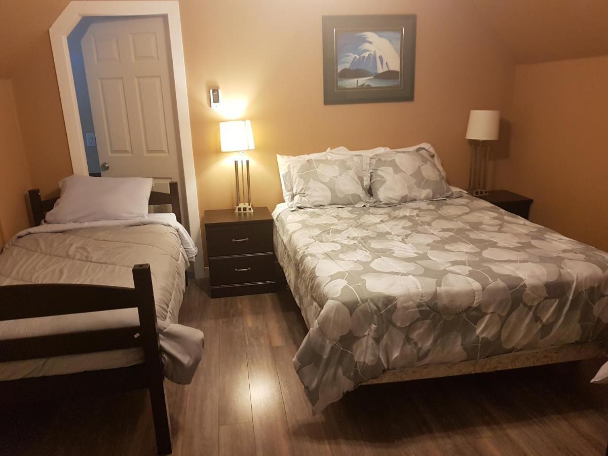 Pines Motel Sicamous Eksteriør billede