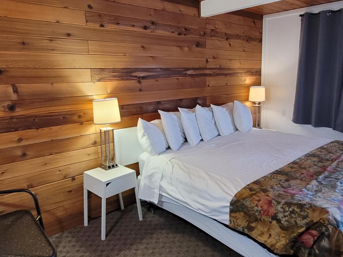 Pines Motel Sicamous Eksteriør billede