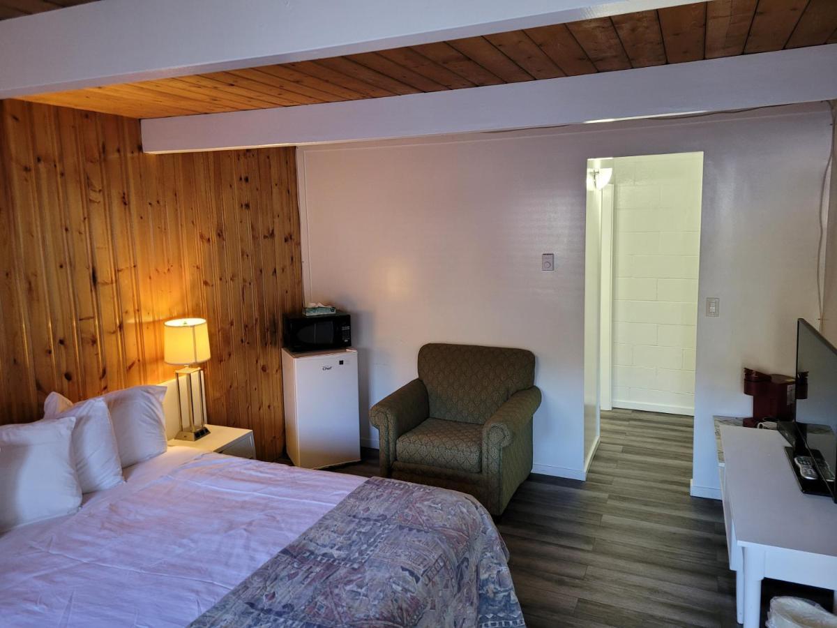 Pines Motel Sicamous Eksteriør billede
