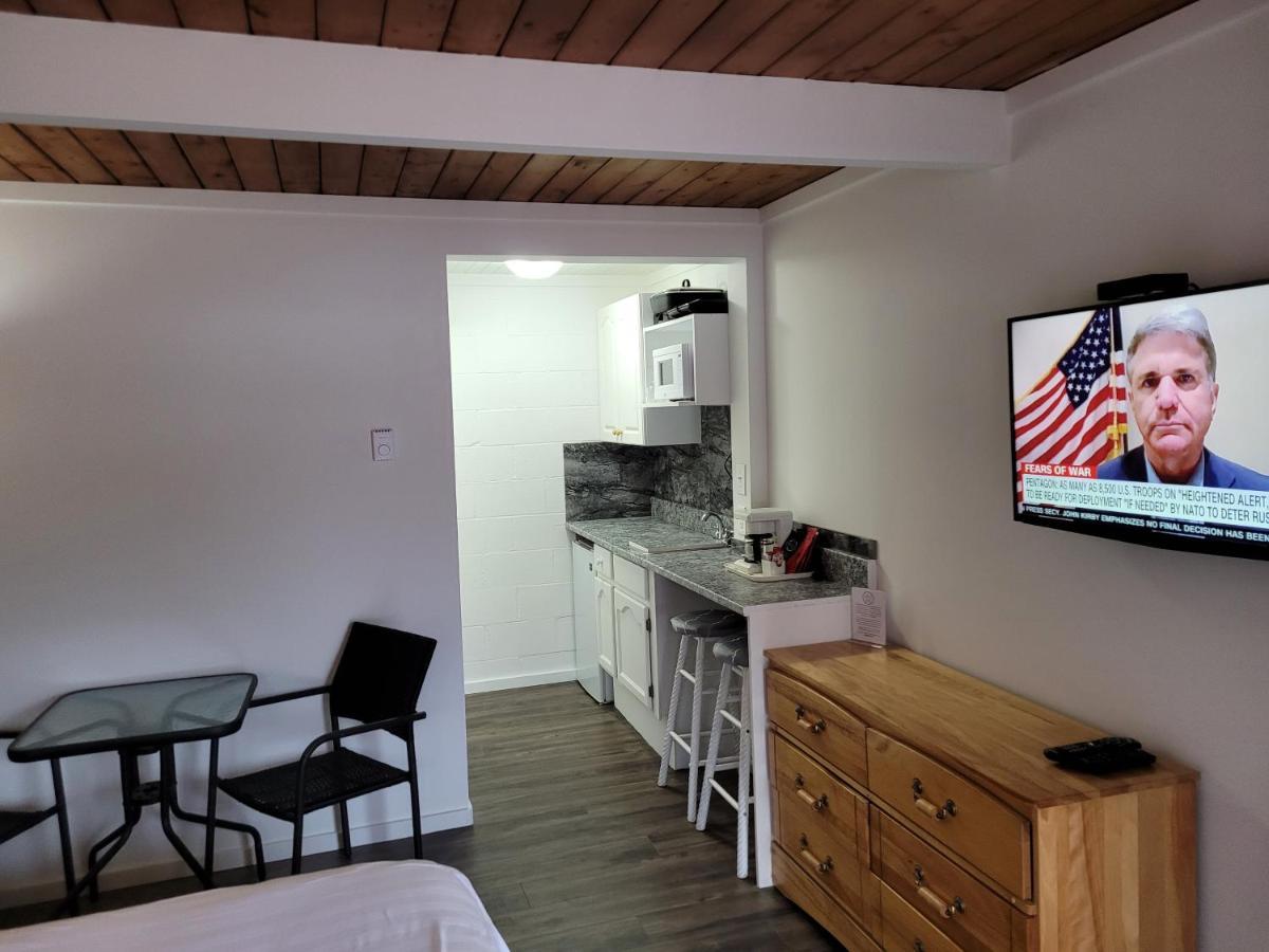 Pines Motel Sicamous Eksteriør billede
