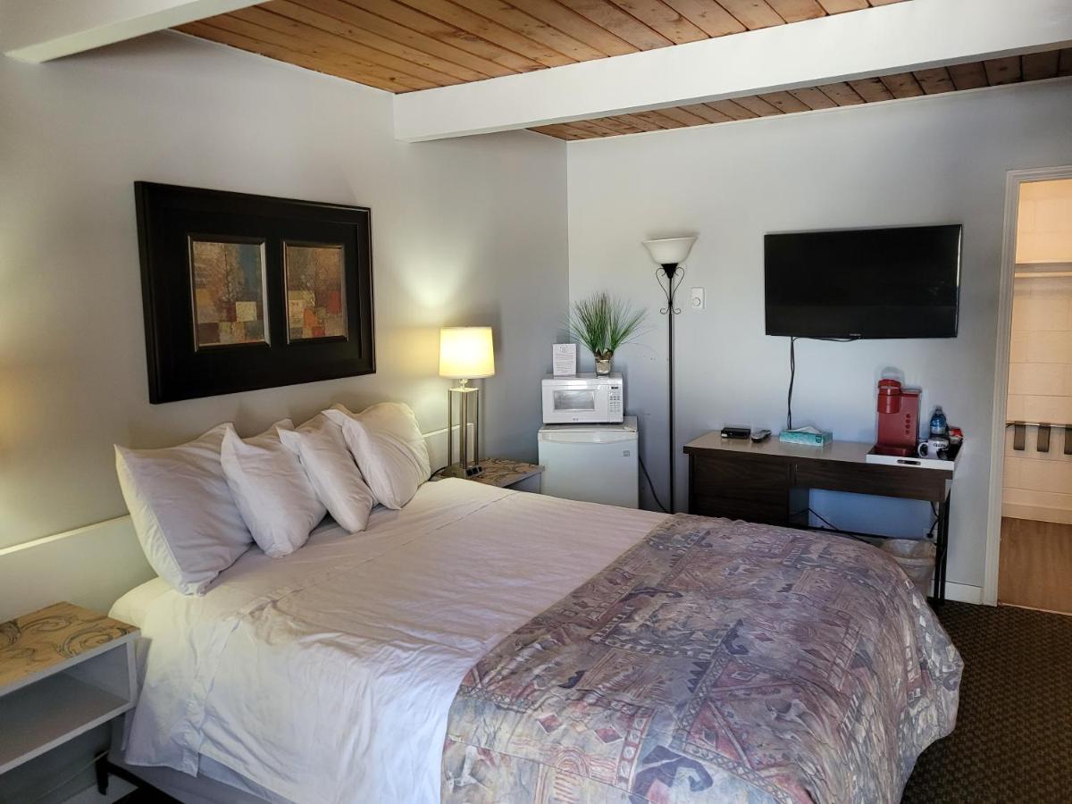 Pines Motel Sicamous Eksteriør billede