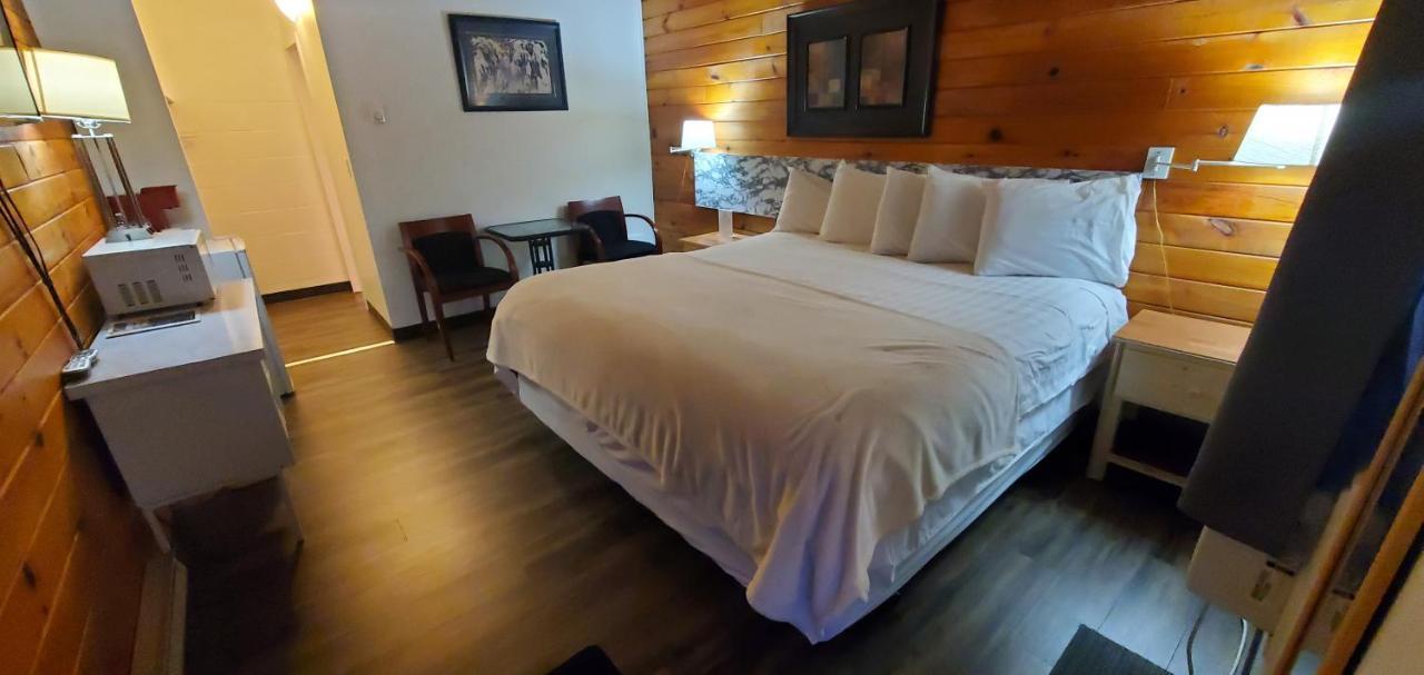 Pines Motel Sicamous Eksteriør billede