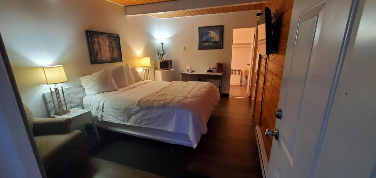 Pines Motel Sicamous Eksteriør billede