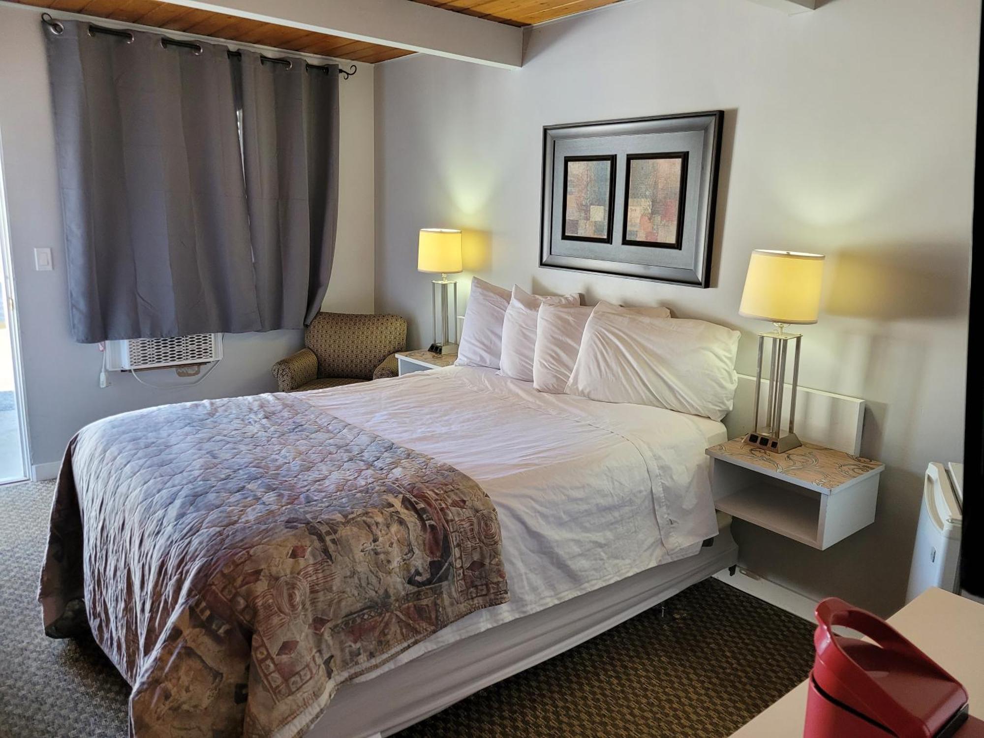 Pines Motel Sicamous Eksteriør billede