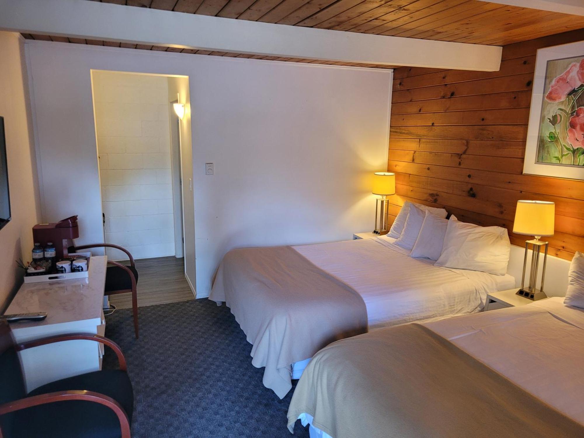 Pines Motel Sicamous Eksteriør billede