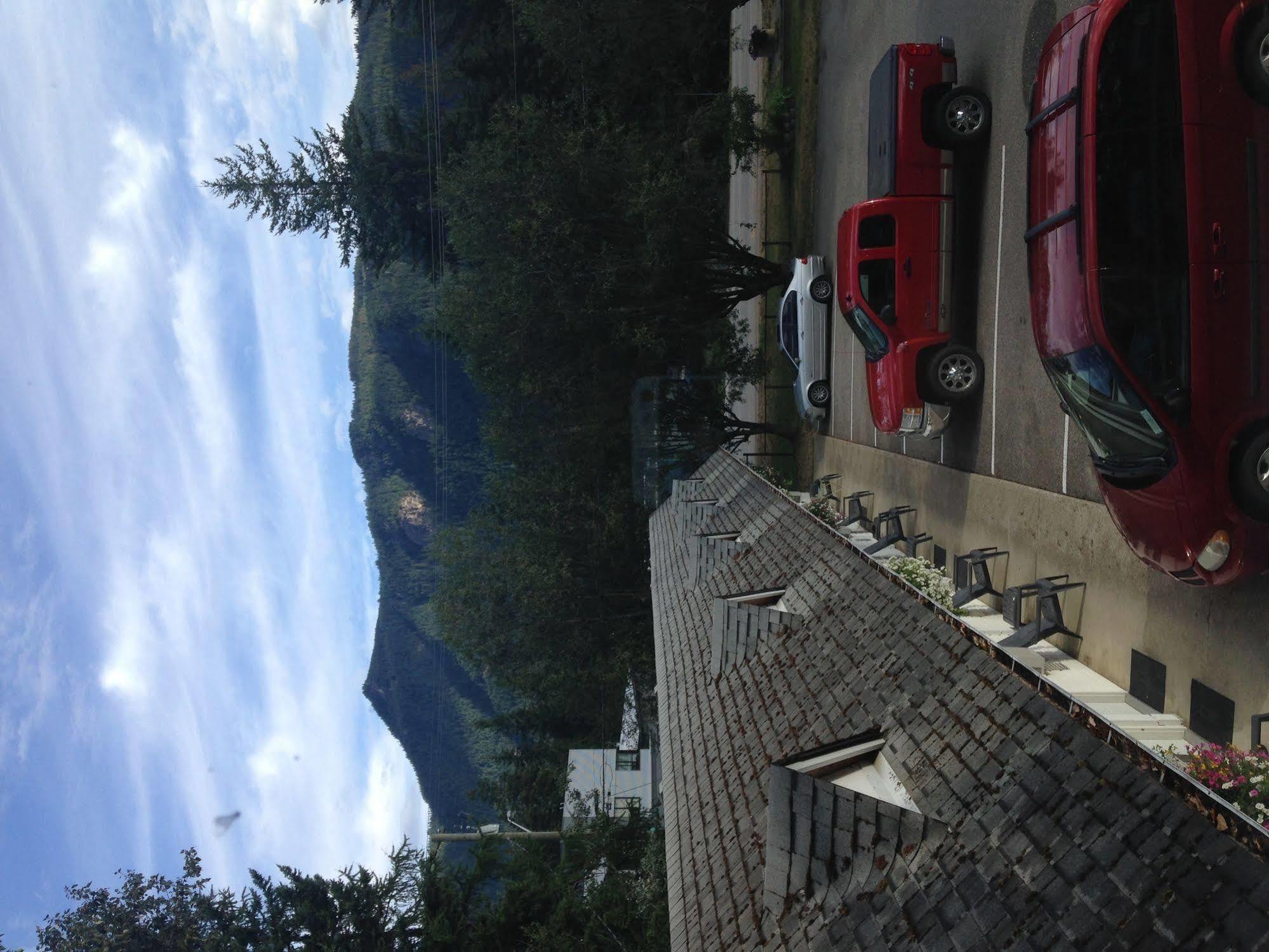 Pines Motel Sicamous Eksteriør billede